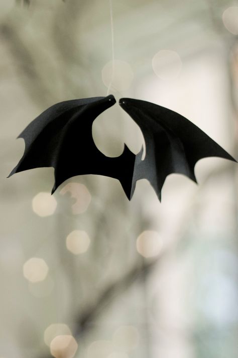 Sleek vampire-inspired hangings. Dainty hanging bats keep decorations sleek and simple. Kid Friendly Halloween Decorations, Classy Halloween Party, Elegant Halloween Decor, Spooky Ideas, Lego Halloween, Halloween Web, Classy Halloween Decor, Classy Halloween, Hanging Bat