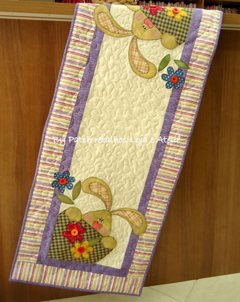 Easter Table Runner Pattern, Jeep Quilt, Easter Table Runner, Appliqué Patterns, Quilting Squares, Simple Quilt, Easter Table Runners, Spring Table Runner, Bunny Quilt