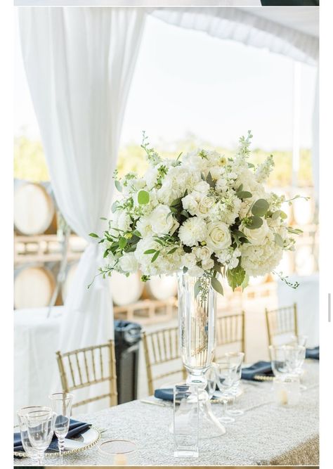 Champagne Wedding Flowers, Affordable Wedding Flowers, Dahlias Wedding, White Flower Arrangements, Greenery Centerpiece, Tall Wedding Centerpieces, Flower House, White Centerpiece, Lilac Wedding