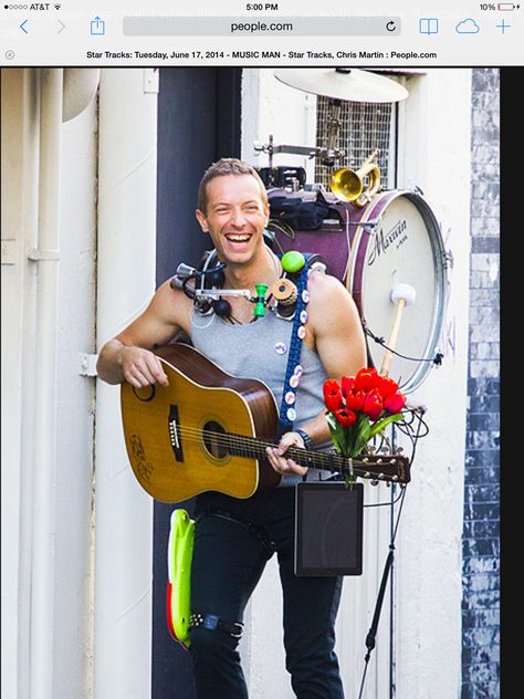 Chris Martin!  Love the music of Coldplay! Coldplay Music, Coldplay Chris, Street Performer, Chris Martin Coldplay, A Sky Full Of Stars, 2014 Music, Star Track, Sky Full Of Stars, Chris Martin