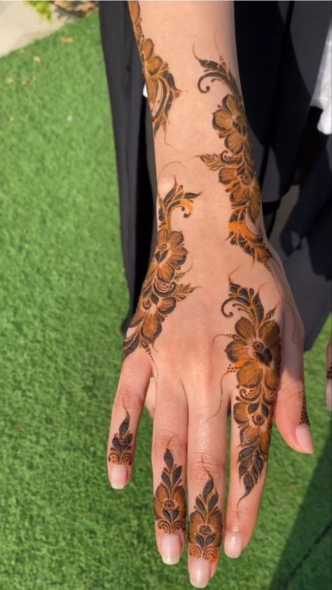 Short Mehndi Design, Jagua Henna, Front Mehndi Design, Khafif Mehndi Design, Arabic Henna Designs, Henna Inspired Tattoos, Floral Henna Designs, Finger Henna Designs, Henna Tattoo Designs Hand