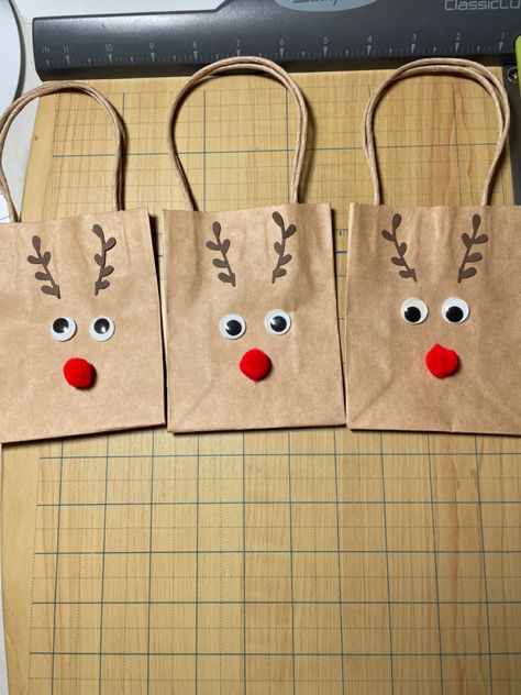 Paper Bag Christmas Decorations, Christmas Brown Bag Ideas, Brown Bag Christmas Treat Bags, Brown Bag Christmas Bags, Brown Paper Bag Christmas Gift Bags, Reindeer Gift Bags Brown Paper, Loot Bags, Christmas Eve Box, Christmas School