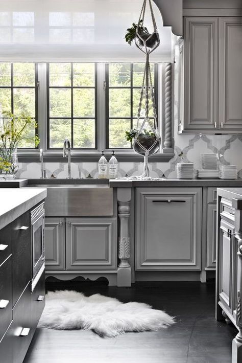 Modern Grey Kitchen, Light Grey Kitchens, Серая Кухня, Grey Kitchen Designs, White Kitchen Backsplash, Gray And White Kitchen, Kitchen Tiles Design, Gray Cabinets, Decor Ikea