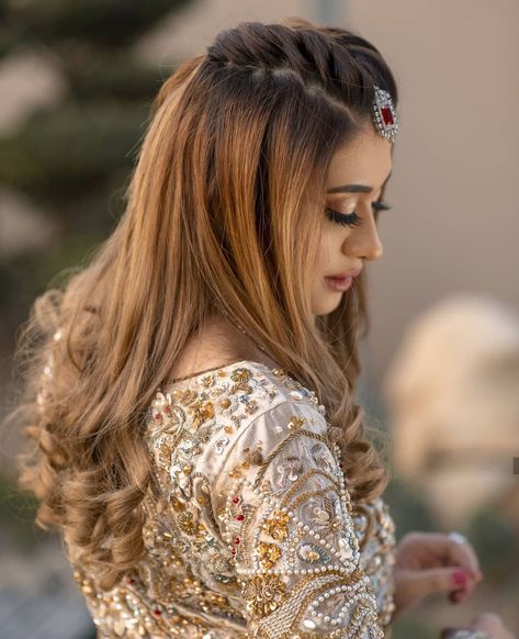 Wedding Hairstyles For Medium Hair Updo, Open Hairstyles For Party, Front Hairstyles For Open Hair, Kashees Hairstyle, Hairstyle For Wedding Party, Puff Hairstyles, Open Hairstyle, Party Hairstyles For Long Hair, Hair Style On Saree