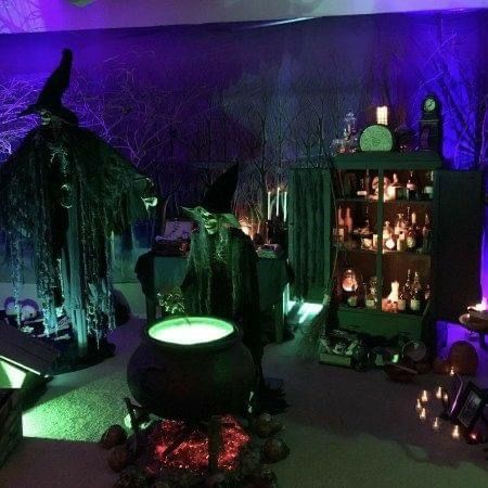 Witch Lair, Door Halloween Decorations, Witches Room, Halloween Decorations Apartment, Outdoor Halloween Decorations, Halloween Decorations Outdoor, Witch Room, Halloween Bedroom, Casa Halloween