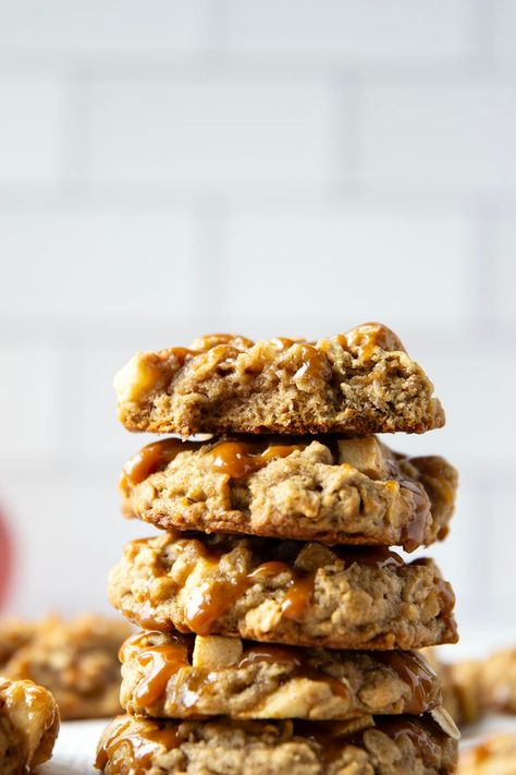 These caramel apple oatmeal cookies feature a soft and chewy oatmeal cookie base with lots of tender apples and a sweet and salty homemade caramel drizzled on top. Carmel Apple Oatmeal Cookies Recipes, Carmel Oatmeal Cookie, Oatmeal Caramel Apple Cookies, Caramel Apple Oatmeal Cookies Recipes, Caramel Apple Crisp Cookies, Oatmeal Caramel Cookies, Apple Crumble Cookies, Apple Cookies Healthy, Caramel Apple Oatmeal