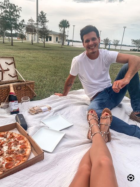 Cute picnic date night by the lakefront Pack A Picnic Basket, Lakeside Picnic, Picnic Date Night, Sparkling Grape Juice, Fresh Pizza, Romantic Date Night Ideas, Picnic Essentials, Date Night Ideas, Picnic Date