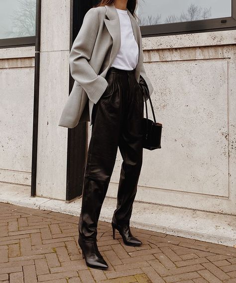 Leather Pants Outfit, Grey Blazer, Leather Trousers, Street Style Chic, Pleated Pants, 80s Fashion, Minimal Fashion, Pants Outfit, Leather Fashion