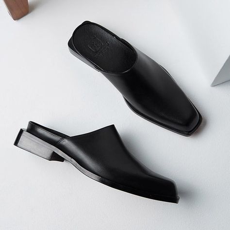 https://seamlesscollection.myshopify.com Fellow the link to orther Yuppie Style, Mens Mules, Sneaker Dress, Summer Mules, Leather Slippers For Men, Womens Active Wear Outfits, Shoes Trendy, Heel Caps, Casual Slippers