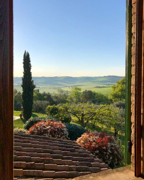 Cortona Tuscany, Cortona Italy, Tuscan Hills, Tuscany Travel, Italian Village, Umbria Italy, Under The Tuscan Sun, Italy Aesthetic, Countryside House