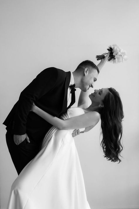 Wedding Photo Session Poses, Black And White Wedding Portraits, Wedding Photos In Studio, Wedding Photos Studio, Wedding Studio Photography, Bride Groom Photoshoot, Groom Photoshoot, Wedding Photo Studio, Foto Wedding