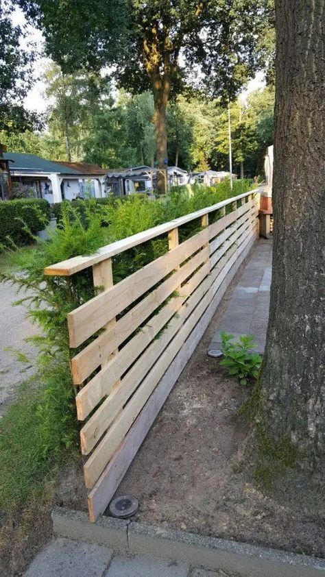 Fence From Pallet Wood, Palette Fence, Fence With Pallets, Pallet Fence Diy, Pallet Fence Ideas, Pallet Garden Walls, Pallet Gardens, Diy Backyard Fence, Diy Privacy Fence