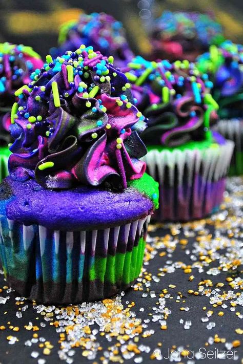 Cupcakes Star Wars, Star Wars Treats, Cottage Core Recipes, Neon Cupcakes, Star Wars Dessert, Galaxy Cupcakes, Space Cupcakes, Star Wars Cupcakes, Star Wars Food