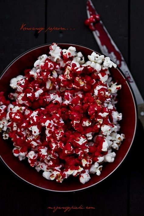 Halloween popcorn. #halloweenfood #popcorn #halloweenrecipes #healthandfitness #healthy #healthyeating #health Adult Halloween Party Food, Snack Halloween, Plat Halloween, Caramel Popcorn Recipe, Popcorn Recipes Caramel, Halloween Food Dinner, Halloween Popcorn, Kostuum Halloween, Baked Caramel