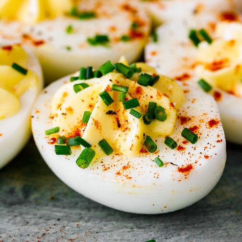 Deviled eggs are the ultimate classic appetizer and finger food. This version adds sour cream and a splash of pickle juice for extra creaminess and tang. Bridal Breakfast, Eggs Deviled, Devil Eggs, Deviled Eggs Recipe Easy, Devilled Eggs Recipe Best, Simply Food, Deviled Eggs Recipe Classic, Brunch Nyc, Impressive Appetizers