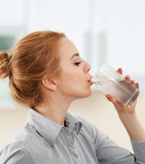 Does Drinking Cold Water Help You Lose Weight? Benefits Of Drinking Water, Water Images, Cooking Recipes Healthy, Healthy Body Weight, Drink Plenty Of Water, Help Losing Weight, Image Skincare, Vitamin D, Health Problems