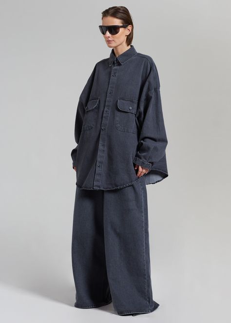 Oversized Silhouette Fashion, Oversize Button Down, Grey Denim Shirt Outfit Women, Black Oversized Shirt Outfit Women, Oversized Denim Outfit, Oversized Button Up, Oversized Shirt Outfit Women, Oversized Clothing Style, Oversize Shirt Outfit