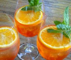 The Aperol spritz is the quintessential Italian summer drink, first concocted in about 1950. Orange Cocktails, Cocktail Bitters, Picnic Lunches, Unique Cocktails, Alcohol Content, Perfect Cocktails, Signature Drinks, Aperol Spritz, Gin And Tonic