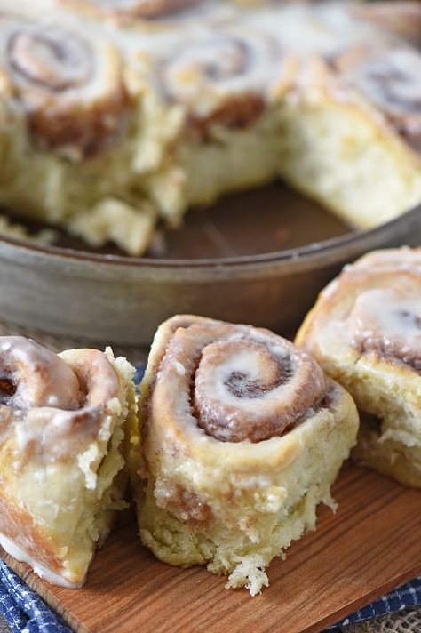 Irresistible, ooey gooey Biscuit Cinnamon Rolls that are just as fluffy as traditional cinnamon rolls. No rise, no yeast, no wait time, and they’re so delicious! #cinnamonrolls #breakfast #brunchrecipes Small Batch Cinnamon Rolls, No Yeast Cinnamon Rolls, Biscuit Cinnamon Rolls, Cinnamon Roll Frosting, Easy Biscuit, Easy Cinnamon Rolls Recipe, One Dish Kitchen, Mini Cinnamon Rolls, Homemade Cinnamon Rolls