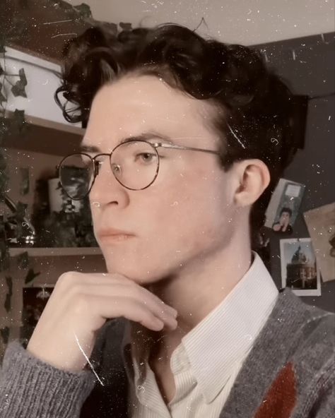 vintage/dark academia vibes 🤎☕️ Dark Academia Glasses Men, Male Librarian Aesthetic, Dark Academia Glasses, Dark Academia Guys, Dark Academia Male, Dark Academia Hairstyle, Dark Academia Boy, Dark Academia Hair, Dark Academia Men