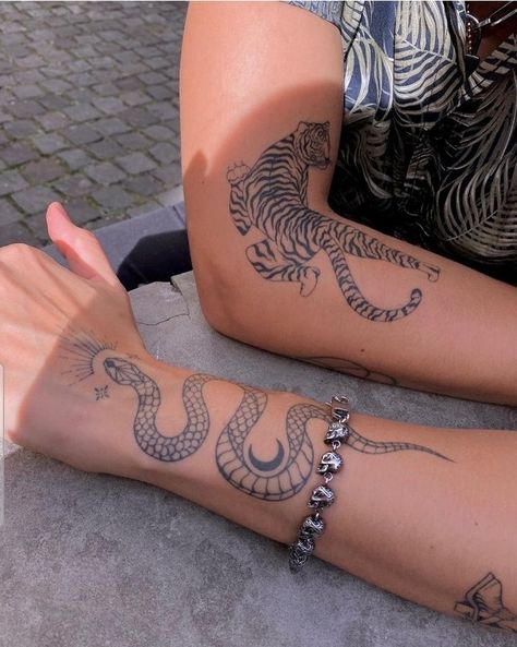 Simple Tattoo With Meaning, Elbow Tattoos, Spine Tattoos For Women, Henna Tattoos, Subtle Tattoos, Snake Tattoo, Elegant Tattoos, Feminine Tattoos, Dope Tattoos