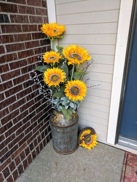 Antique Milk Jug, Milk Can Decor, Modern Farmhouse Porch, Old Milk Cans, Sunflower Home Decor, Gubahan Bunga, Sunflower Kitchen, Interior Vintage, Balkon Design