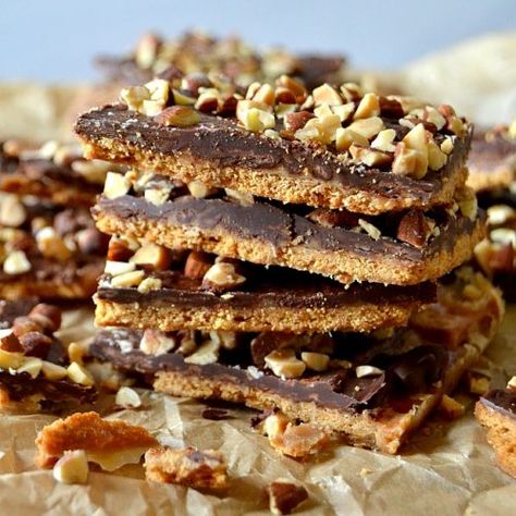 Extraordinary Desserts, Graham Cracker Toffee, Almond Roca, Graham Cracker Recipes, Homemade English Muffins, Easy Candy Recipes, Cracker Toffee, Bark Recipe, Almond Bark