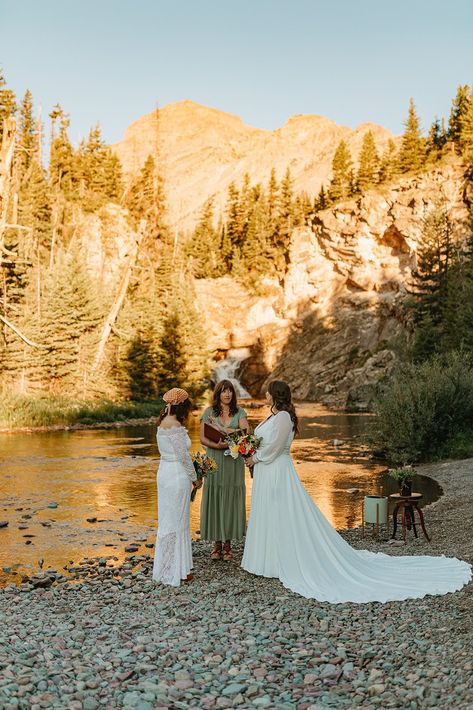 Lesbian Fairytale Wedding, Queer Forest Wedding, Lesbian Garden Wedding, Lesbian Mountain Wedding, Lesbian Elopement Ideas, Lesbian Fall Wedding, Wlw Elopement, Wlw Wedding Ideas, Queer Elopement