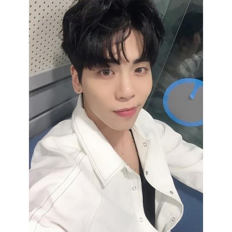 Handsome Jonghyun . . . Shinee Five, Shinee Debut, Jonghyun Shinee, Onew Jonghyun, Shinee Jonghyun, Kim Kibum, Choi Minho, Lee Taemin, Kpop Boy