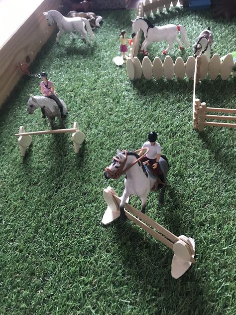 Fabriquer une écurie pour des jouets en figurines - Ciloubidouille Diy Horse Toys, Horse Halloween Costumes, Horse Tack Diy, Diy Horse Barn, Schleich Horses, Horse Barn Ideas Stables, Printable Wall Collage, Wild West Party, Toy Horses