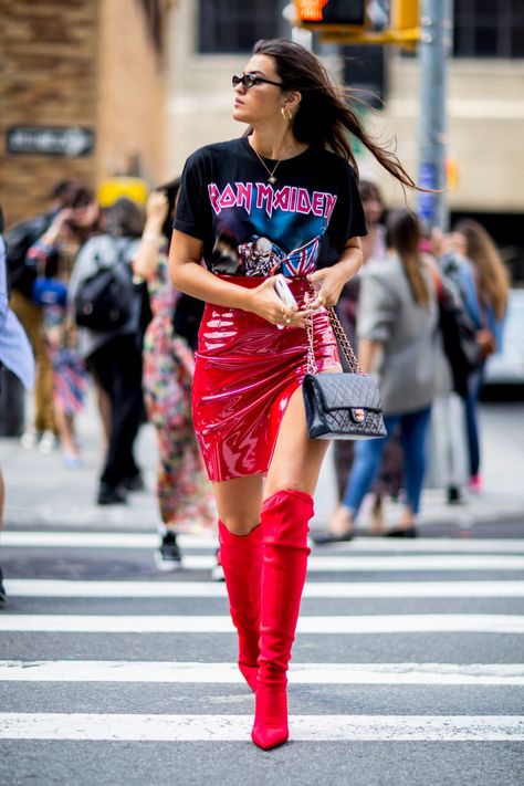 The Best Street Style Looks From New York Fashion Week Spring 2018 | Fashionista Red Thigh High Boots, Outfits New York, New York Fashion Week Street Style, Otk Boots, Cooler Look, Red Boots, Looks Street Style, Kris Jenner, Spring Street Style