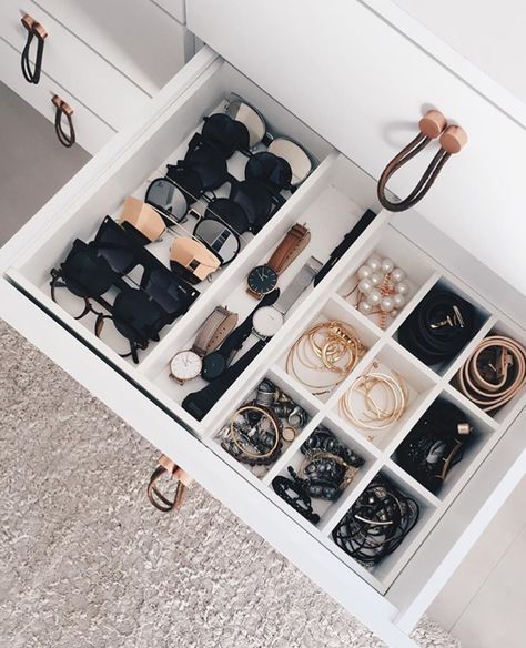 Simple Steps to Organize Your Closet – SheKnows Teenage Room Decor, Jewellery Organizer, Creative Closets, Closet Hacks, Room Goals, Closet Goals, Room Decorations, Bedroom Designs, Closet Bedroom