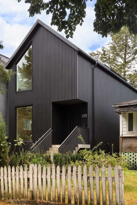 Scandinavian Cabin Exterior, Metal Siding House, Black Cladding, Scandinavian Cabin, Board And Batten Exterior, Steel Cladding, A Modern House, Timber Ceiling, Wood Staircase