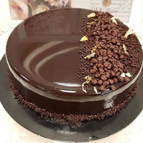 Choco Chips Cake Design, Choco Cake Decoration, Dark Chocolate Cake Design, Chocolate Truffle Cake Designs, Mirror Glazed Cakes, Fancy Chocolate Cake, Chocolate Glaze Cake, Choco Truffle Cake, Choco Chips Cake