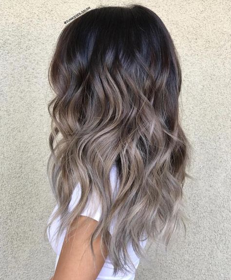 Luce un hermoso balayage sin dañar tu pelo: 4 tonos para cabello oscuro o castaño Pelo Color Ceniza, Ashy Blonde Balayage, Hair Color Blonde Highlights, Rambut Brunette, Ash Brown Hair Color, Brunette Ombre, Ash Brown Hair, Brown Ombre Hair, Ash Hair Color