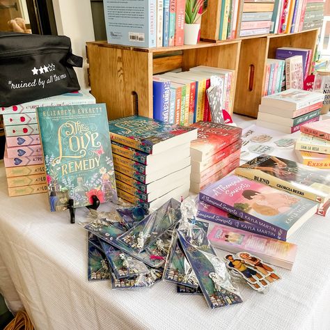 📚 BOOKSTORE POP UP Stopped by @burnbrightbookshop’s first pop up today!! They’re at Figgy Studio & Shop today until 4 and you can grab a copy of A Thousand Sunsets or @elizabetheverettauthor’s books! (She’s there signing until 2!) I picked up this fabulous cup and a copy of Talia Hibbert’s The Fake Boyfriend Fiasco! 💖✨ #localbookstore #bookstorepopup #localauthors #indieauthor #romancebooks #romancebookstore Bookstore Pop Up Booth, Pop Up Bookstore Ideas, Pop Up Bookstore, Romance Bookstore, Bookshop Ideas, Talia Hibbert, Fake Boyfriend, Craft Show Booth, Mobile Library