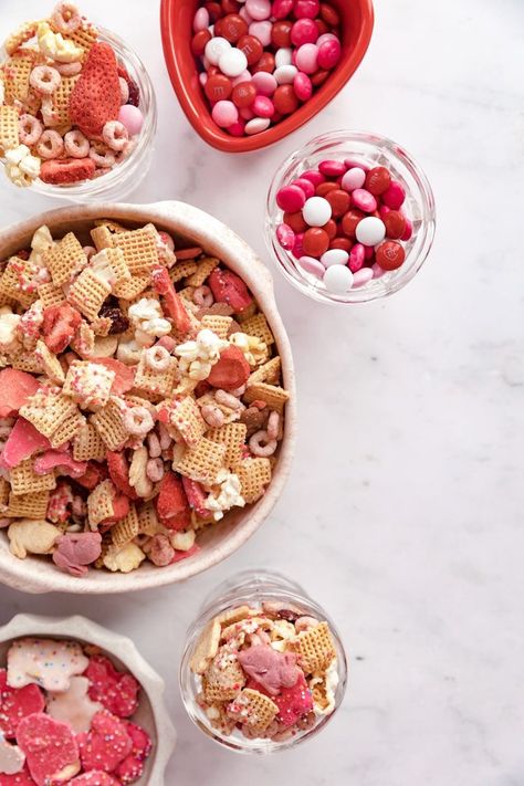 Pink Salty Snack, Pink Trail Mix Recipes, Pink Chex Mix Recipes, Sweet Party Mix, Easy Valentines Snacks, Chex Party Mix Recipe, Salty Chex Mix, Chex Mix Recipes Sweet, Chex Snack Mix