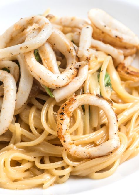 Calamari Recipes Sauteed, Sauteed Calamari, Calamari Pasta, Grilled Calamari, Calamari Recipes, Linguine Recipes, Fennel Recipes, Pasta Noodles, Calamari