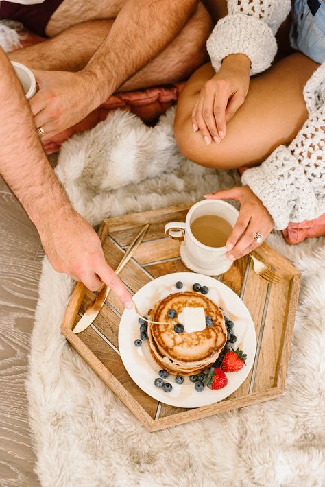 Good Morning Couple Goals, Breakfast Couple Morning, Breakfast Together Couple, Cook Together Couples, Couple Eating Together, Couples Cooking Together, Pancakes Pictures, Couples Breakfast, Couple Cooking Together