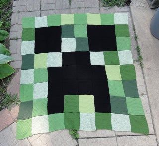 Minecraft Knitting, Minecraft Blanket, Patterned Blanket, Minecraft Crochet, Blanket Making, Knitting Squares, Slip Stitch Crochet, Minecraft Bedroom, Crocheting Projects