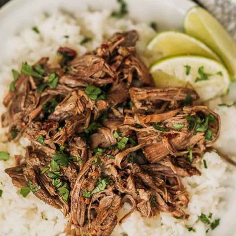 Copycat Chipotle Barbacoa - Eating on a Dime Copycat Chipotle Barbacoa, Slow Cooker Brisket Tacos, Chipotle Barbacoa Recipe, Chipotle Barbacoa, Slow Cooker Mexican Recipes, Crockpot Recipes Mexican, Easy Veggie Side Dish, Slow Cooker Mexican Chicken, Beef Crockpot