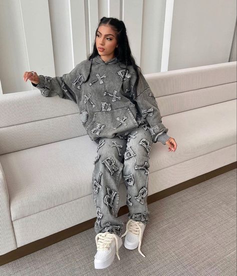 Cropped Sweatsuit Outfit, Streetwear Fashion Tracksuit, Tucked Hoodie Outfit, Luxury Streetwear Women, Sweatsuit Aesthetic, Tracksuit Ideas, Crazy Fits, Tracksuit Outfit Women, Patch Hoodie