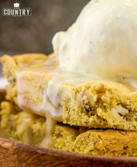 yellow cake mix blondies with white chocolate chips and maple butter sauce Creative Brownies, Cake Mix Blondies, Maple Butter Sauce, Walnut Blondies, Cake Mix Brownies, White Chocolate Blondies, Butter Pecan Cake, Cake Mug, Maple Butter