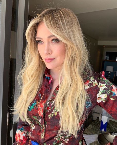 The look was in honor of Hilary Duff's press coverage for 'Younger.' Hilary Duff Bangs, 70s Bangs, Trendy We Fryzurach, Feathered Bangs, 70s Party, Cut Her Hair, Farrah Fawcett, Long Bangs, Celebrity Hair Stylist