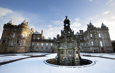 The Palace of Holyroodhouse Forecourt in the snow Christmas Palace, Yule Celebration, Official Residence, Royal Castles, British Royals, The Snow, The Christmas, Barcelona Cathedral, Palace