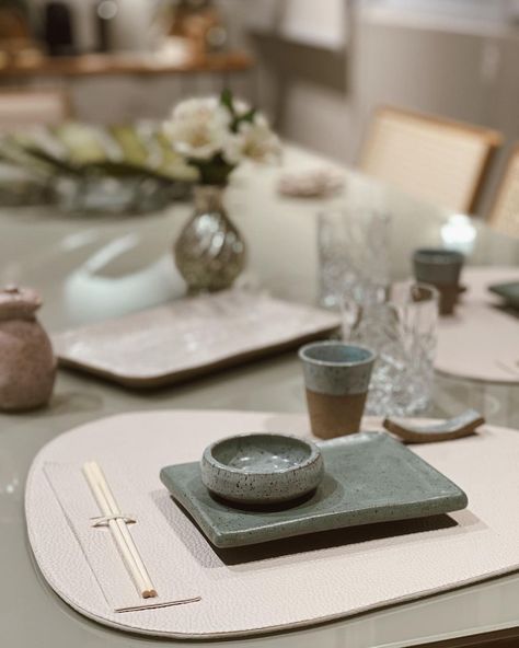 Mayara Castilho on Instagram: “Mesa posta para jantar japonês CHEEEECK ✔️✔️ @thearteco @ceramicaecia #MesaPostaDaMama” Japanese Tablescape, Japanese Table Setting, Hosting Era, Asian Bar, Japanese Table, Sushi Set, Table Setting Decor, Poster Background Design, Beach Bars