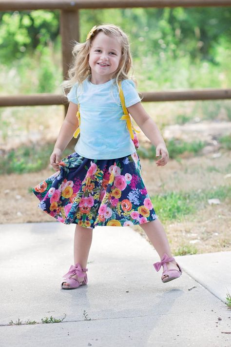 Free Girl's Circle Skirt | This easy circle skirt is sure to be a hit with girls of all ages! Girls Circle Skirt, Tiny Dresses, Diy Circle Skirt, Skirt Sewing Tutorial, 4h Projects, Circle Skirt Tutorial, Circle Skirt Pattern, Skirt Pattern Free, Diy Girls