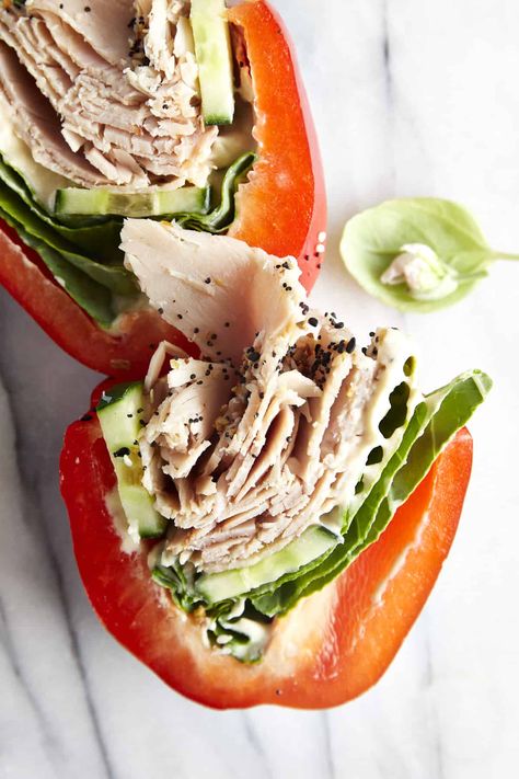 Stuffed Pepper Snack, Snack Plate Lunch, Cucumber Hummus, Bell Pepper Sandwich, Turkey Slices, Turkey Sandwiches Recipes, Low Carb Sandwiches, Macro Recipes, Pepper Sandwich