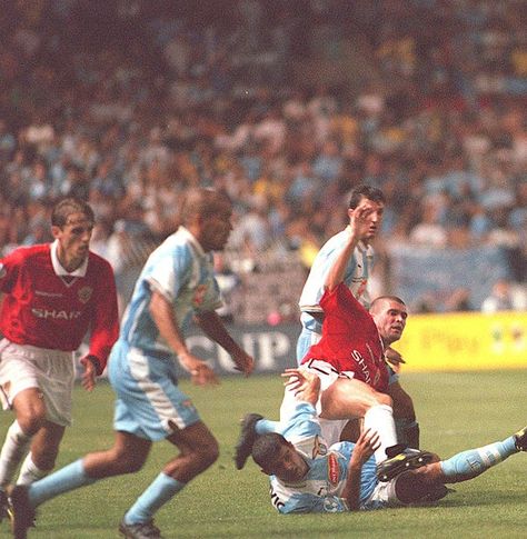 Lazio 1 Man Utd 0 in Aug 1999 in Monaco. Roy Keane comes flying in with a tackle in the European Super Cup. Man Utd Crest, Roy Keane, Man Utd, Monaco, Sumo Wrestling, Wrestling, Football, Quick Saves, American Football