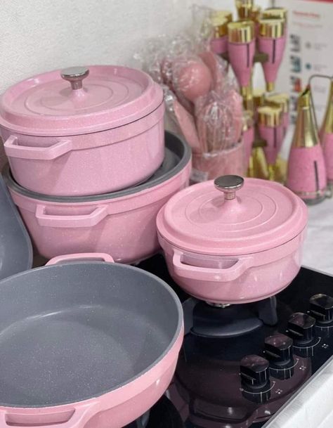 Pink Pots And Pans, Pink Pots, Pink Kitchen Appliances, Retro Kitchen Accessories, First Apartment Tips, Whimsical Kitchen, Best Kitchen Sinks, Girly Apartment Decor, Tout Rose